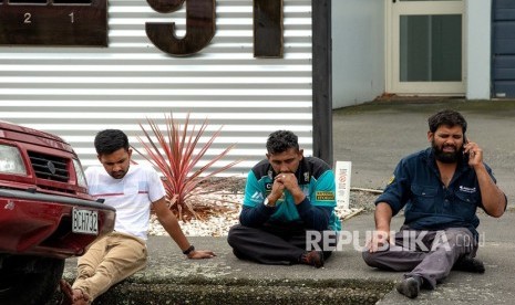  Anggota masyarakat yang berduka duduk di tepi jalan setelah penembakan yang mengakibatkan banyak kematian dan cedera di Masjid Al Noor di Deans Avenue di Christchurch, Selandia Baru, (15/3 2019). 