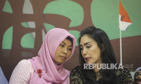 Anggota MPR fraksi PDIP Rieke Diah Pitaloka (kanan) berbincang dengan terpidana kasus Undang-Undang Informasi dan Transaksi Elektronik Baiq Nuril Maknun (kiri) saat menjadi narasumber pada diskusi empat pilar MPR di Kompleks Parlemen Senayan, Jakarta, Rabu (21/11/2018).