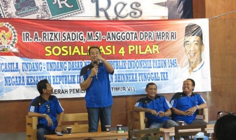 Anggota MPR RI Daerah Pemilihan Jawa Timur VI, Rizki Sadig (berdiri),  pada saat kegiatan sosialisasi MPR di Gurah, Kabupaten Kediri, Jawa Timur, Selasa (24/4) lalu.