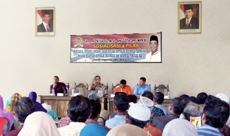 Anggota MPR RI, Riski Sadig (kedua dari kiri) saat kegiatan sosialisasi MPR di Tulungagung, Jawa Timur, Ahad (11/2) lalu.