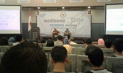 Anggota MPR RI Soenmadjajja ketika berbincang dalam acara 'Ngobrol Bareng MPR dengan Netizen', di Yogyakarta, (19/3).