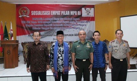 Anggota MPR Yandri Susanto saat melakukan sosialisasi Empat Pilar MPR di Universitas Islam Negeri Sultan Maulana Hasanuddin, Serang, Banten, Selasa (5/9).