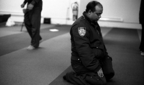 Anggota NYPD yang beragama Islam tengah melaksanakan shalat. 