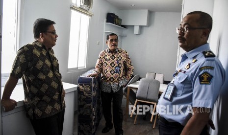 Anggota Ombudsman RI Adrianus Eliasta Meliala (kiri) bersama Kepala Kantor Wilayah Kementerian Hukum dan Ham Jawa Barat Liberti Sitinjak (tengah) berbincang di kamar tahanan yang dihuni oleh terpidana kasus korupsi Setya Novanto saat melakukan kunjungan di Lembaga Pemasyarakatan (Lapas) Kelas 1 Sukamiskin, Jalan A. H. Nasution, Kota Bandung.