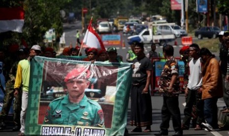 Anggota Organisasi Massa (Ormas) memblokir jalan saat menggelar aksi dukungan untuk Kopassus ketika dilaksanakan sidang kasus penyerangan Lapas 2B Cebongan di depan Pengadilan Militer II-11 Yogyakarta, Bantul, Yogyakarta, Kamis (22/8). Aksi dengan membloki