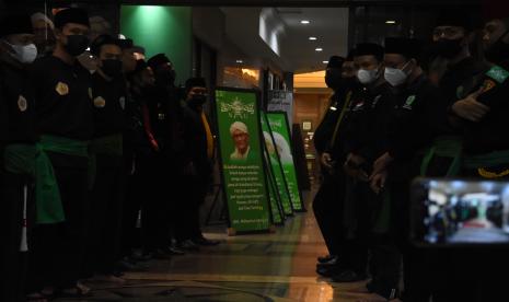 Anggota Pagar Nusa berjaga saat diselenggarakannya Rapat Harian Syuriyah dan Harian Tanfidziyah Nahdlatul Ulama di Gedung PBNU, Jakarta, Selasa (7/12/2021). Rapat yang masih berlangsung hingga malam hari tersebut digelar untuk memutuskan penetapan jadwal Muktamar ke-34 Nahdlatul Ulama.