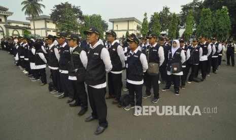 Anggota Panitia Penyelenggara Ibadah Haji (PPIH) mengikuti upacara saat pemberangkatan PPIH 1438 Hijriyah di Asrama Haji Pondok Gede, Jakarta.