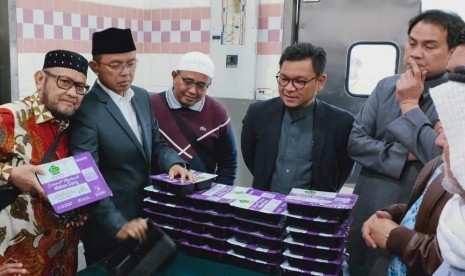 Anggota Panja Haji DPR sedang melakukan peninjauan persiapan katering haji.