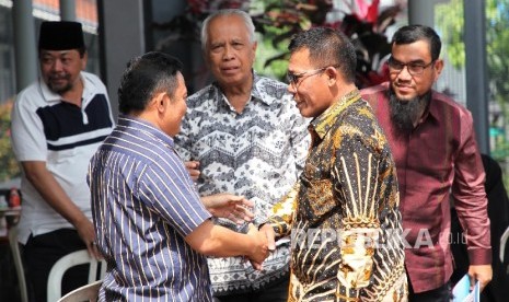   Anggota Pansus Angket KPK Masinton Pasaribu (kedua kanan) berbincang dengan sejumlah tahanan korupsi KPK saat mengunjungi Lapas Sukamiskin, Bandung, Jabar, Kamis (6/7). 