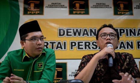 Anggota Pansus Pemilu dari Fraksi PPP Achmad Baidowi (kiri).