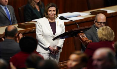 Anggota parlemen berdiri dan bertepuk tangan saat Ketua DPR Nancy Pelosi dari California, berhenti sejenak saat berbicara di lantai DPR di Capitol di Washington, Kamis, 17 November 2022. Pelosi pada melepaskan jabatannya sebagai pemimpin House of Representative Amerika Serikat (AS), sehari setelah Partai Republik mendapatkan kendali atas majelis tersebut. 