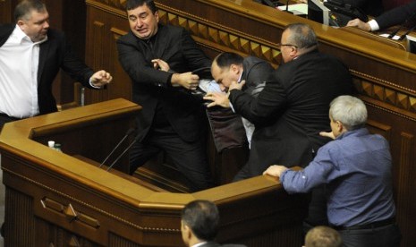 Anggota parlemen Ukraina berkelahi saat sidang pertama anggota parlemen yang baru terpilih di Kiev, Ukraina, Kamis (13/12). (AP/Sergei Chuzavkov)