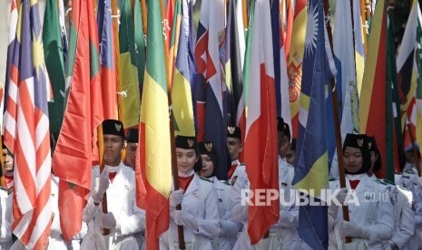 Anggota paskibra saat mengikuti kirab 190 bendera negara peserta Sidang Umum Interpol ke-85.