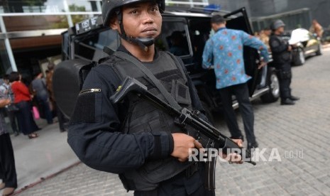 Anggota Paspampres melakukan persiapan pengamanan ekstra saat mengawal Wapres Jusuf Kalla saat menjadi saksi dalam sidang lanjutan kasus korupsi Jero Wacik di Pengadilan Tipikor, Jakarta, Kamis (14/1). 