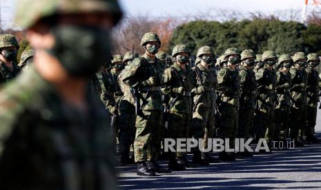  Anggota Pasukan Bela Diri Jepang (JSDF) berdiri ketika mereka mendengarkan Fumio Kishida, perdana menteri Jepang, tidak difoto, selama peninjauan di Kamp Asaka Pasukan Bela Diri Darat Jepang di Tokyo, Sabtu (27/11).