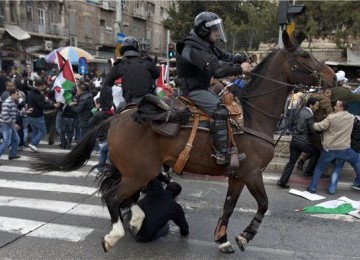 Anggota Pasukan Berkuda Israel membubarkan paksa warga Palestina yang menggelar aksi demonstrasi memperingati Hari Bumi di Kota Tua, Jerusalem, Jumat (30/3). 