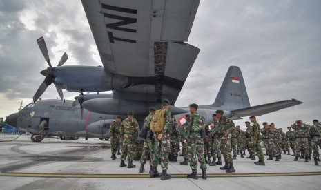 TNI Rehabilitasi Pascagempa Lombok: Anggota pasukan Divisi II Kostrad Batalyon Zeni Tempur (Zipur) 10 Darma Putra Malang tiba di Lombok International Airport (LIA) di Praya, Lombok Tengah, NTB, Jumat (22/2/2019).