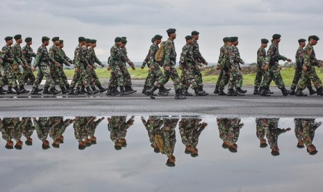 TNI Bantu Rehabilitasi Pascagempa Lombok: Anggota pasukan Divisi II Kostrad Batalyon Zeni Tempur (Zipur) 10 Darma Putra Malang tiba di Lombok International Airport (LIA) di Praya, Lombok Tengah, NTB, Jumat (22/2/2019). 