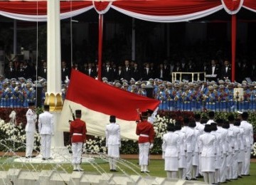 Anggota Pasukan Pengibar Bendera Pusaka (Paskibraka) mengibarkan Sang Saka Merah Putih ketika berlangsungnya upacara peringatan detik-detik Proklamasi di Istana Merdeka, Jakarta, Rabu (17/8). 