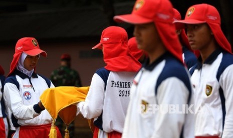 Anggota Pasukan Pengibar Bendera Pusaka (Paskibraka) nasional mengikuti latihan di Lapangan Pusat Pemberdayaan Pemuda dan Olahraga Nasional (PP PON) Cibubur, Jakarta, Jumat (9/8/2019). 