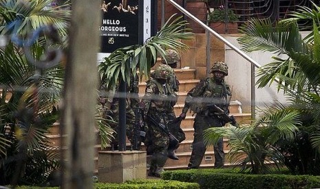 Anggota pasukan pertahanan Kenya terlihat menggotong seorang rekannya yang terluka keluar dari Westgate Mall, Kenya.