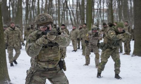 Anggota Pasukan Pertahanan Teritorial Ukraina, unit militer sukarelawan Angkatan Bersenjata, berlatih di taman kota di Kyiv, Ukraina, 22 Januari 2022.