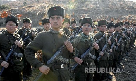 Anggota pasukan Tani bersenjata ikut dalam latihan militer yang dipimpin langsung oleh Presiden Korea Utara Kim Jong Un