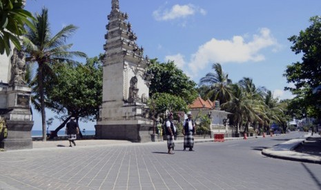 Anggota Pecalang atau satuan pengamanan adat Bali memantau situasi jalan pantai saat pelaksanaan Hari Raya Nyepi di Pantai Kuta, Bali, Senin (31/3).