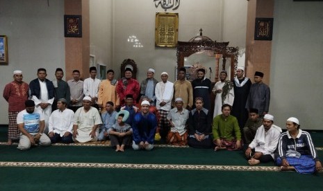 Anggota Pejuang Subuh Nongsa Batam berpose di masjid di sela acara sahur bersama dan iktikaf.