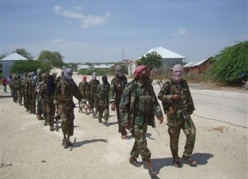 Anggota pemberontak Somalia 'Al-Shabab melakukan patroli di daerah pinggiran Mogadishu pada awal Maret lalu.