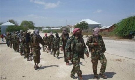 Anggota pemberontak Somalia, Al-Shabab, melakukan patroli. Amerika Serikat menawarkan hadiah hingga 10 juta dolar AS untuk informasi mengenai keberadaan pemimpin kelompok teror al-Shabab yang berafiliasi dengan Alqaeda.