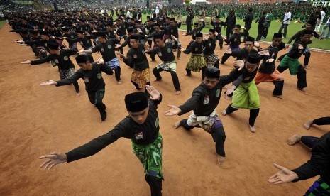 Anggota Pencak Silat Pagar Nusa Nahdlatul Ulama (NU) memperagakan aktraksi bela diri. (ilustrasi) 