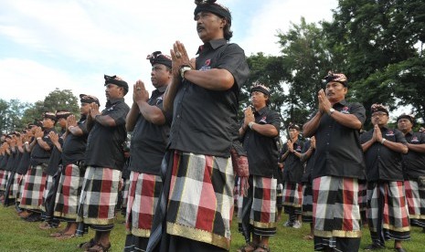 Anggota pengamanan adat Bali atau Pecalang memberi penghormatan dalam Gelar Pasukan Pengamanan Kongres IV PDI-P di Sanur, Bali, Selasa (7/4).