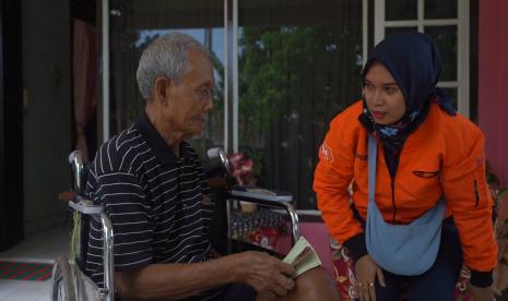 Anggota pensiunan Asabri menerima dana yang disalurkan petugas melalui pengantaran secara langsung ke rumah.