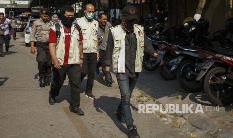 Anggota penyidik KPK berjalan usai melakukan pemeriksaan di Kantor Dinas Pekerjaan Umum, Perumahan, dan Kawasan Pemukiman (PUPKP) Kota Yogyakarta, DI Yogyakarta, Kamis (22/8/2019).