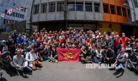 Anggota Perhimpunan Amatir Foto (PAF) berfoto bersama pada acara syukuran 99 tahun klub foto ini di Bandung, Ahad (19 /2/2023). PAF Menjadi klub foto pertama dan tertua di Indonesia. 