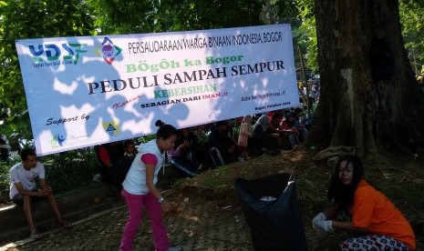 Anggota Persatuan Warga Binaan Indonesia (PWBI) Bogor aktif mengumpulkan dan membersihkan sampah pada acara peduli sampah yang diadakan di Lapangan Sempur Bogor, Jawa Barat, Ahad (11/10).