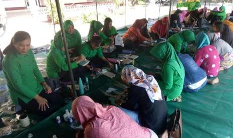 Anggota Persit memberikan pelatihan kerajinan Decoupage kepada Ibu-ibu korban gempa di Kantor Camat Pringgabaya, Kabupaten Lombok Timur, Sabtu (15/9).