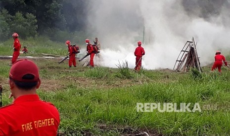 Anggota personil Fire Fighter Management Sinar Mas Forestry Region Palembang, Senin (14/5) melaksanakan simulasi  pemadaman karhutla di pusat latihan Sungai Baung yang ada di PT OKI Pulp & Paper. 