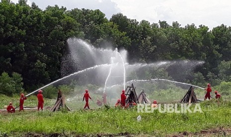 Anggota personil Fire Fighter Management Sinar Mas Forestry Region Palembang, Senin (14/5) melaksanakan simulasi  pemadaman karhutla di pusat latihan Sungai Baung yang ada di PT OKI Pulp & Paper. 