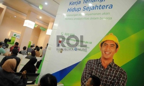  Anggota BPJamsostek mengantre menunggu pelayanan di kantor cabang. Program vokasi bisa diikuti karyawan yang terkena PHK dengan mendaftar secara online