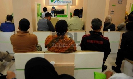 Anggota peserta Badan Penyelenggara Jaminan Sosial (BPJS) Ketenegakerjaan mengantre menunggu pelayanan di kantor cabang BPJS Ketenagakerjaan di Jakarta, Rabu (26/8).