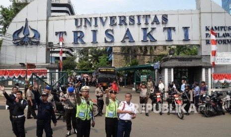 Anggota Polda Metro Jaya berjaga di depan Kampus Trisakti, Jakarta, Rabu (24/8). 