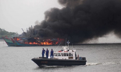 Seven foreign fishing ships are exploded in Belawan Port, Nort Sumatra, Saturday (April 1), for illegal fishing across Indonesian waters.