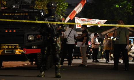 Anggota polisi berada di kediaman pribadi mantan Kadiv Propam Polri Irjen Pol Ferdy Sambo, Duren Tiga, Jakarta Selatan, Selasa (9/8/2022). Tim khusus Polri melakukan penggeledahan di rumah pribadi Irjen Pol Ferdy Sambo yang oleh TImsus Polri telah ditetapkan sebagai tersangka kasus pembunuhan Brigadir J atau Brigadir Nofriansyah Yoshua Hutabarat. 