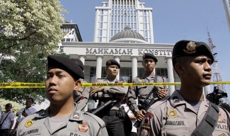 Anggota Polisi berjaga di depan halaman Gedung Mahkamah Konstitusi, Jakarta Pusat, Rabu (6/8).