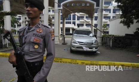 Anggota polisi berjaga di depan mobil milik kawanan penyelundup narkoba jenis sabu asal Taiwan di gerbang eks Hotel Mandalika, Anyer, Serang, Banten, Kamis (13/7).