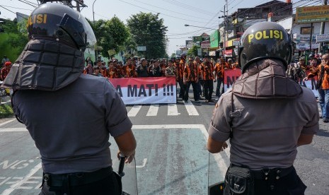 Anggota polisi berjaga saat aksi tolak OPM di depan Asrama Mahasiswa Papua, DI Yogyakarta, Jumat (15/7). 