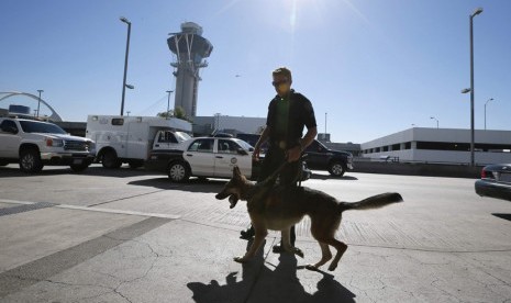  Anggota polisi berpatroli di luar Terminal 3 Bandara Los Angeles (LAX), Kalifornia.  (REUTERS/Lucy Nicholson)