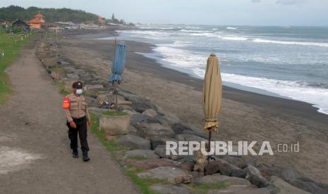 Wapres: Pariwisata Sektor Paling Terdampak Pandemi. Foto: Anggota Polisi berpatroli memantau situasi di area Pantai Pererenan, Badung, Bali, Sabtu (17/7/2021). Pariwisata Bali kembali sepi akibat terjadinya peningkatan kasus positif COVID-19 sehingga seluruh tempat wisata ditutup sementara untuk mengantisipasi kerumunan dan sebagai upaya pencegahan penyebaran COVID-19. 